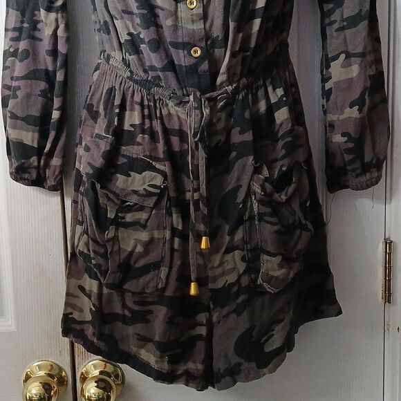 J for Justify camo off the shoulder short romper  Sz M GUC - Picture 2 of 8